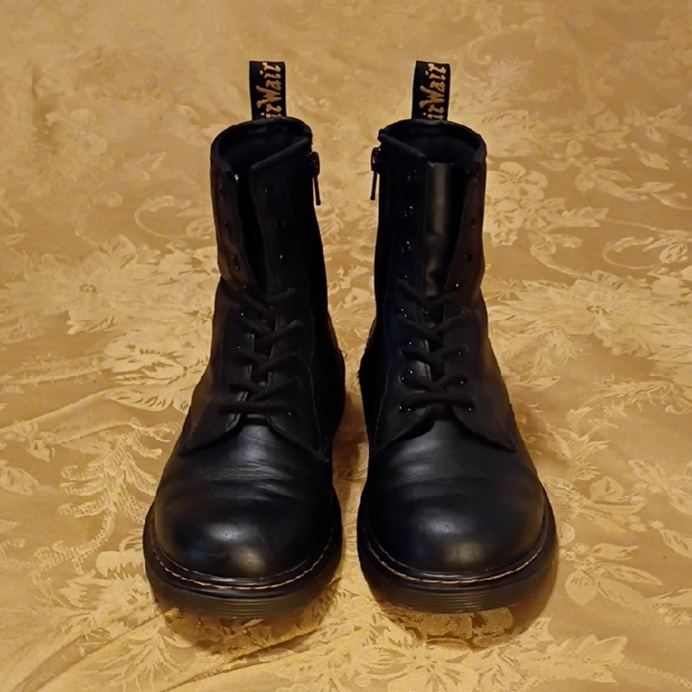 Dr. Martens Black Leather Lace-Up Combat  Boots Women's 7.0 Men's 6.0